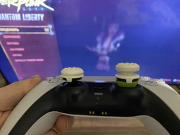 Накладки на стики KontrolFreek® Galaxy (White) для Sony DualShock PS4 / DualSense PS5 [382252749] фото от покупателей 17