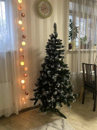 Ялинка штучна з білими кінчиками Королева з шишками 250 см.