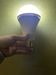 Світлодіодна лампа 20W з акумулятором 18650 аварійна LED-лампочка фото від покупців 3