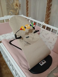 Крісло гойдалка для новонароджених шезлонг для дітей з іграшкою з яскравими фігурами бежеве фото від покупців 2