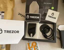 Криптокошелек Trezor Model T фото от покупателей 2
