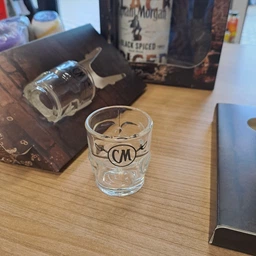 Алкогольный напиток на основе Карибского рома Captain Morgan Spiced Black 0.7 л 40% + 2 чарки (4820178650533_G) фото от покупателей 18