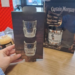 Алкогольный напиток на основе Карибского рома Captain Morgan Spiced Black 0.7 л 40% + 2 чарки (4820178650533_G) фото от покупателей 16