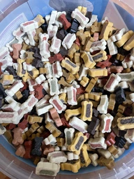 Ласощі Trixie Soft Snack Bony Mix для собак, пластикове відро, 1800 г (4011905315263) фото від покупців 1