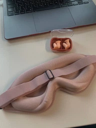 Стильна 3D Маска для сну та відпочинку для чоловіків та жінок з ефектом пам'яті Пов'язка на очі з еластичної дихаючої тканини + беруші для вух 3D Mask STEEP Чорний фото від покупців 2