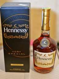 Коньяк Hennessy VS 4 роки витримки 0.7 л 40% у подарунковій упаковці (3245995960015) фото від покупців 2