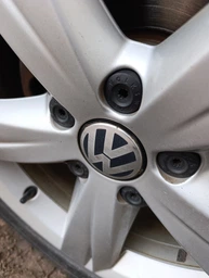 Комплект автомобильных колпаков (заглушек) на литые диски Volkswagen VW 65/56 мм 4 шт (3B7601171) фото от покупателей 17