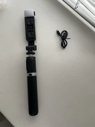 Беспроводная селфипалка Selfie Stick QS2s.2 портативный штатив трипод с подсветкой с пультом дистанционного управления для телефона Android IPhone черная с Bluetooth