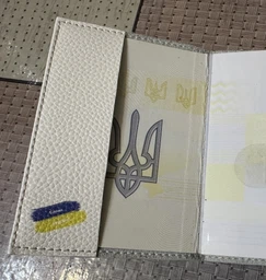Патріотична обкладинка для паспорта з малюнком серця у кольорах України - Gisolo