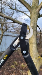 Сучкорез средний плоскостной с силовым приводом Fiskars PowerGear L74 (1000582/112290)