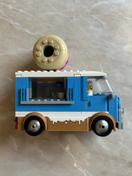 Конструктор LEGO City Грузовик с пончиками 196 деталей (60452)