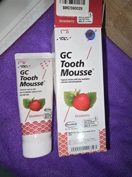 Ремінералізуючий захисний крем GC Tooth Mousse для чутливих зубів з смаком полуниці та дині фото от покупателей 3