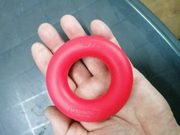 Кистьовий еспандер кільце EasyFit Ring 27 кг червоний (силіконовий еспандер-кільце для рук, бублик тренажер для передпліччя та кисті рук) YL-1840-27K фото від покупців 14