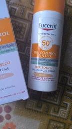 Солнцезащитный гель-крем для лица Eucerin Oil Control с тонирующим эффектом для комбинированной и проблемной кожи с SPF 50+ Светлый 50 мл (4005800287633)