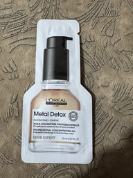 Профессиональное масло L'Oreal Professionnel Serie Expert Metal Detox для уменьшения ломкости всех типов волос и нежелательного изменения цвета 50 мл (3474637090609) фото от покупателей 3