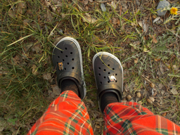 Підліткові крокси-сабо для хлопчика Crocs Off Court Clog K 208477-001 38-39 (J6) Чорні (1962653538738_196265353873)