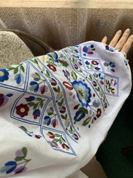 Авторская женская вышиванка цветочная "Каталина" белая блуза с синей вышивкой на льняной ткани 12501-50 (XL)