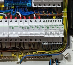 Компактный дифференциальный автоматический выключатель Schneider Electric RESI9 16 А, 10 мА, 1P + N, 6кA, кривая С, тип А (R9D81616)