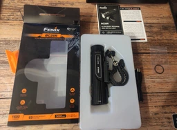 Велофара Fenix BC26R дальностью 169 м, 5 режимов, 1600 лм, USB-C зарядка, IP68, с индикатором уровня заряда