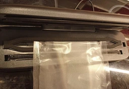 Вакуумний пакувальник для дому кухні з ножем різаком Vacuum Sealer вакууматор для їжі продуктів харчування сухих та вологих овочів та м'яса прилад для пакування харчів вакуумні пакувальники комплект гофровані пакети 10 шт HZ-001 фото від покупців 3