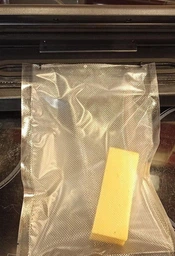 Вакуумний пакувальник для дому кухні з ножем різаком Vacuum Sealer вакууматор для їжі продуктів харчування сухих та вологих овочів та м'яса прилад для пакування харчів вакуумні пакувальники комплект гофровані пакети 10 шт HZ-001 фото від покупців 4