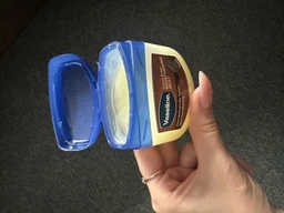 Косметический вазелин для кожи Vaseline Увлажняющий с Какао-маслом 100 мл (8710447485323) фото от покупателей 4