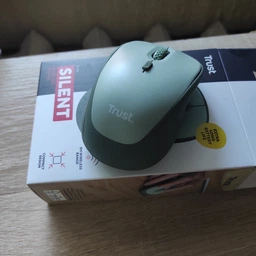 Мышь беспроводная Trust Yvi+ Silent, Blue/Black, USB, оптическая, 800/1600 dpi, 4 кнопки, гнездо для хранения приемника USB, 1xAA (24551) фото от покупателей 2