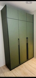 Шафа розпашна на 3 дверки зі штангою та полицями R-0016 від Moreli 210x57x148.4 Бетон