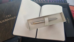 Подарунковий набір: Коробка + Кулькова ручка Parker JOTTER 16 032 + Блокнот Axent Partner I'm Ukrainian синій 8201-02-A-UKR фото від покупців 2