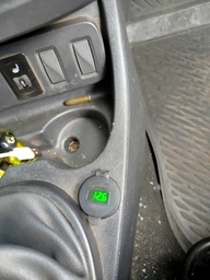 Автомобильное зарядное устройство два порта USB 12V врезная, с Вольтметром зелёная подсветка Autoexpect (80070) фото от покупателей 1