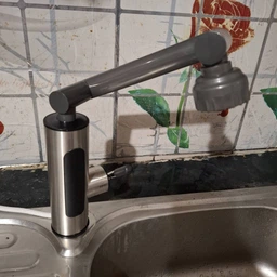 Проточный водонагреватель с мгновенным нагревом воды и LED-дисплеем, кран-бойлер с поворотным изливом 360°, аэратором, режимами «душ» и «струя», смеситель для кухни и ванной с нижним подключением, RY-016-Silver/Black