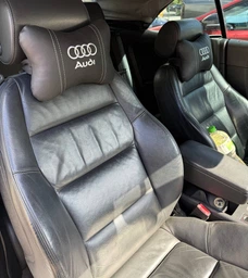 Автомобільна Подушка під шию АвтоХоп на підголовник з сірим логотипом Audi