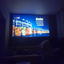 Потужний портативний проектор Umiio A007 на 800 люмен Full HD домашній кінотеатр смарт USB Bluetooth з триногою і ручкою тримачем фото від покупців 12