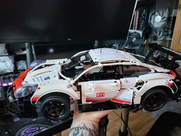 Конструктор автомобиля Porsche 911 RSR на 1580 деталей в масштабе 1:10 с двигателем, LED подсветкой и пультом дистанционного управления