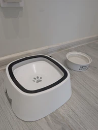 Миска непроливайка, поилка для собак и кошек с плавающим диском для воды MAGIC BOWL (белая)