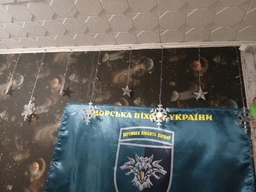 Светодиодная гирлянда штора 12 фигур снежинок и звезд 3х1 м белая с постоянным светением фото от покупателей 1