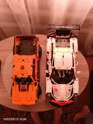 Конструктор автомобіля Porsche 911 RSR на 1580 деталей в масштабі 1:10 з двигуном, LED підсвіткою і пультом дистанційного управління фото від покупців 14