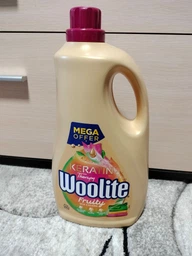 Средство для стирки жидкое Woolite Fruity с усиленным ароматом для цветных тканей с Кератином 4.5 л (5908252017645)