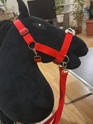 Аксессуары для лошадей Hobby Horse Skippi Уздечка, вожжи, 2 сменных меха Красная (5906361451022)