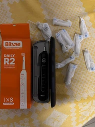 Электрическая зубная щетка Bitvae R2 Rotating с футляром и 8 насадками White + косметичка