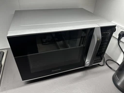 Микроволновая печь Panasonic, объемом 25 литров, мощностью 900 Вт, с дисплеем и кнопкой открывания, белая (629808)