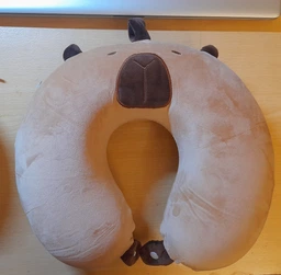 Подушка для подорожей Memory Foam Капібара 32х25х10 см коричневий