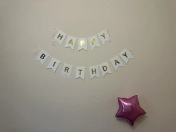 Гірлянда паперова з прапорців біла Happy Birthday із золотими літерами довжина 3 м