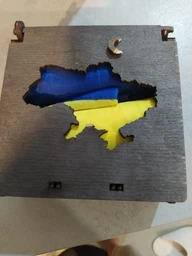 Флаг Украины 140х90см в сувенирной деревянной коробочке-шкатулке з вырезом карты нашей страны