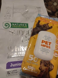 Сухий беззерновий гіпоалергенний корм для цуценят всіх порід Nature's Protection Superior Care White Dogs Grain Free Junior All Breeds Натюр Протекшн Суперіор Кєр Джуніор для білого забарвлення з лосоем та крилем 1,5 кг (4771317456717)