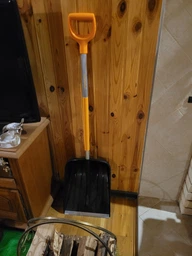 Лопата для прибирання снігу Fiskars SnowXpert (1062827)