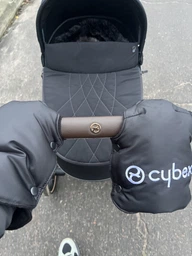 Муфта перчатки раздельные черного цвета, с вышивкой CYBEX, на коляску или санки, на черном флисе фото от покупателей 4