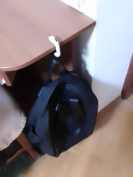 Милий підвісний G-подібний гачок для сумки/рюкзака White Panda пластиковий складний утримувач - органайзер на стіл/в шафу, білий з чорним (99306977) фото від покупців 2