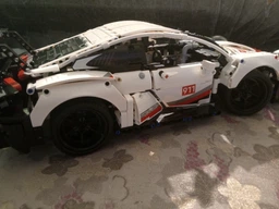 Конструктор автомобіля Porsche 911 RSR на 1580 деталей в масштабі 1:10 з двигуном, LED підсвіткою і пультом дистанційного управління фото від покупців 3