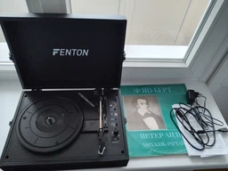 Вініловий програвач Fenton Voyager Sage з Bluetooth IN/OUT для всіх платівок, для початківця, оцифровка платівок, вбудовані динаміки, фонокорекор, еко-шкіра + Тестова платівка фото від покупців 5